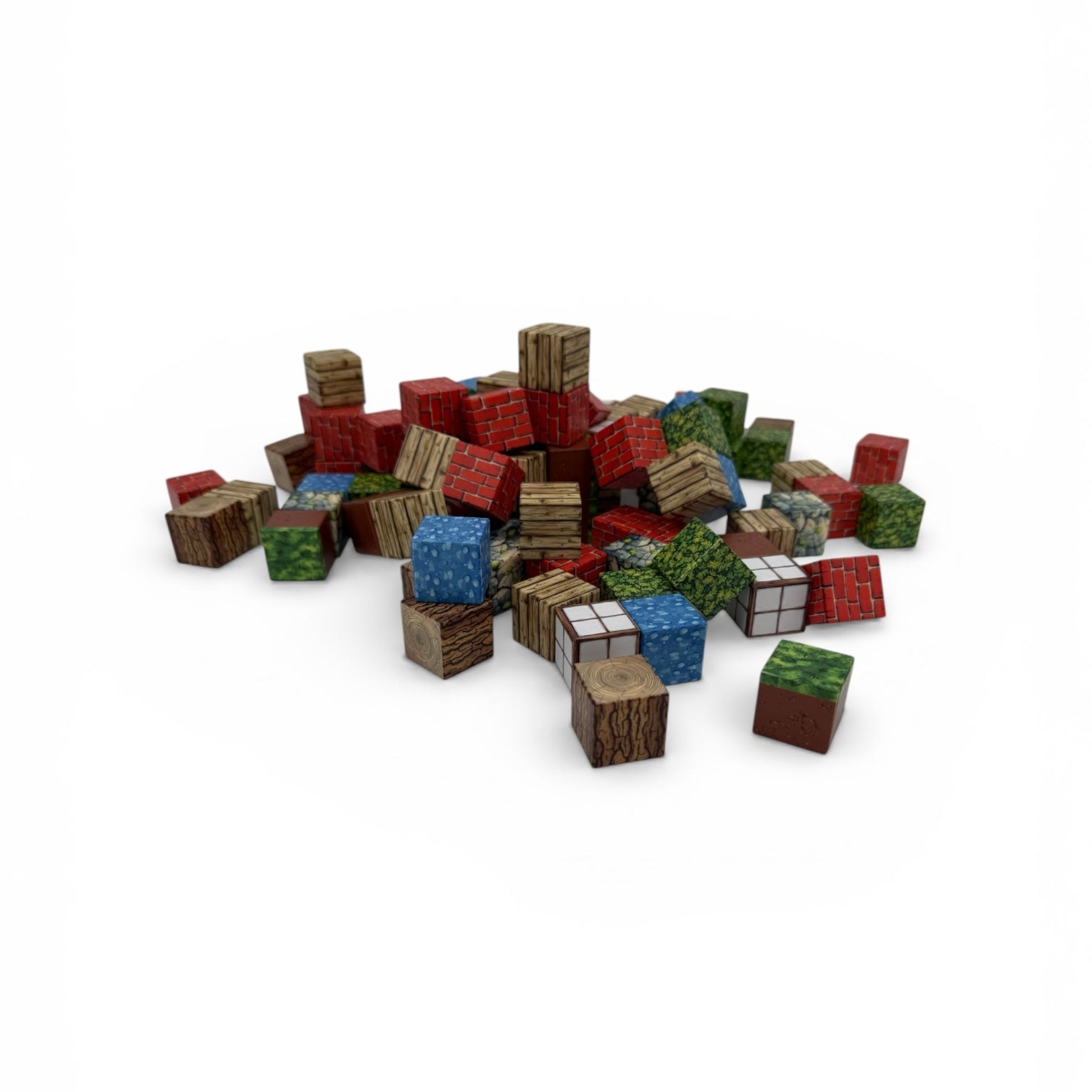 En samling av ulike magnetiske byggeklosser fra Klikkodilla spredt utover, som viser de forskjellige teksturene som treverk, murstein, gress, mose og vann.