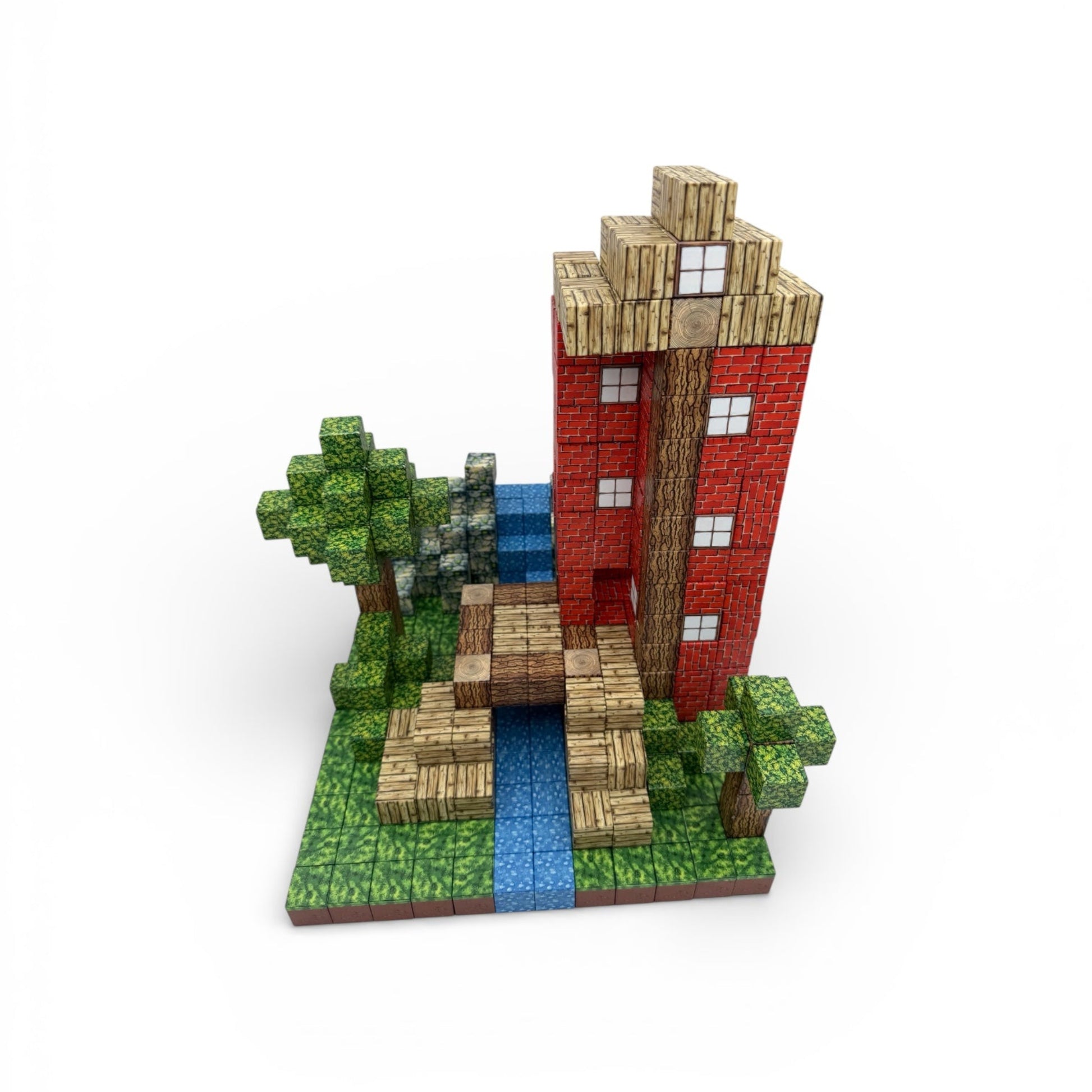 magnetiske-klosser-landskap.jpg	Et detaljert hus med trær og vann bygget med ulike teksturerte magnetiske byggeklosser fra Klikkodilla.